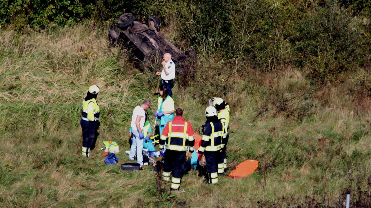 Auto over de kop op A50 (foto: AS Media)