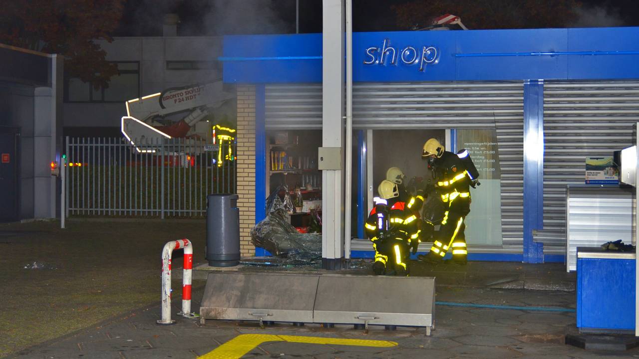Brand in winkel bij tankstation Tilburg. (foto: Jack Brekelmans / Persburo-BMS)