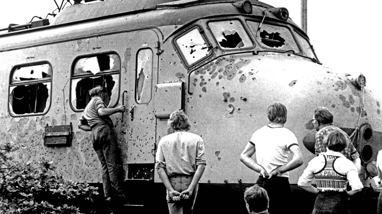 De met kogels doorzeefde trein na de bestorming (Foto: ANP)