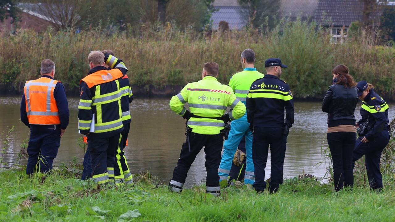 Politie en brandweer zoeken in de Zuid-Willemsvaart. (Sander van Gils/SQ Vision Mediaprodukties)