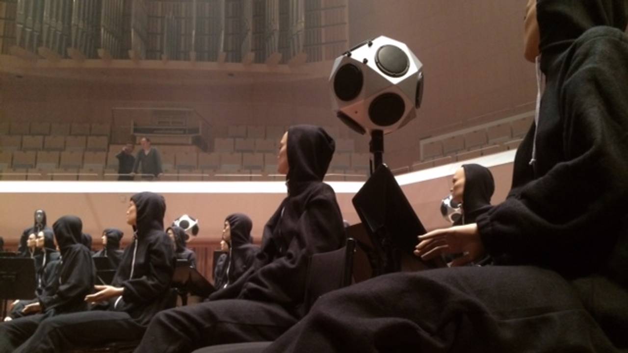 Tijdens de akoestiekmeting zit een dummy-orkest op het podium