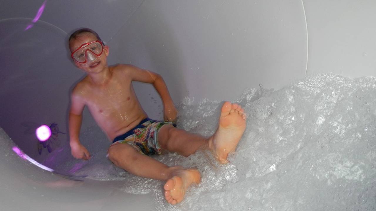 De interactieve glijbanen met camera staan ter discussie (bron: badhesselingen.nl)