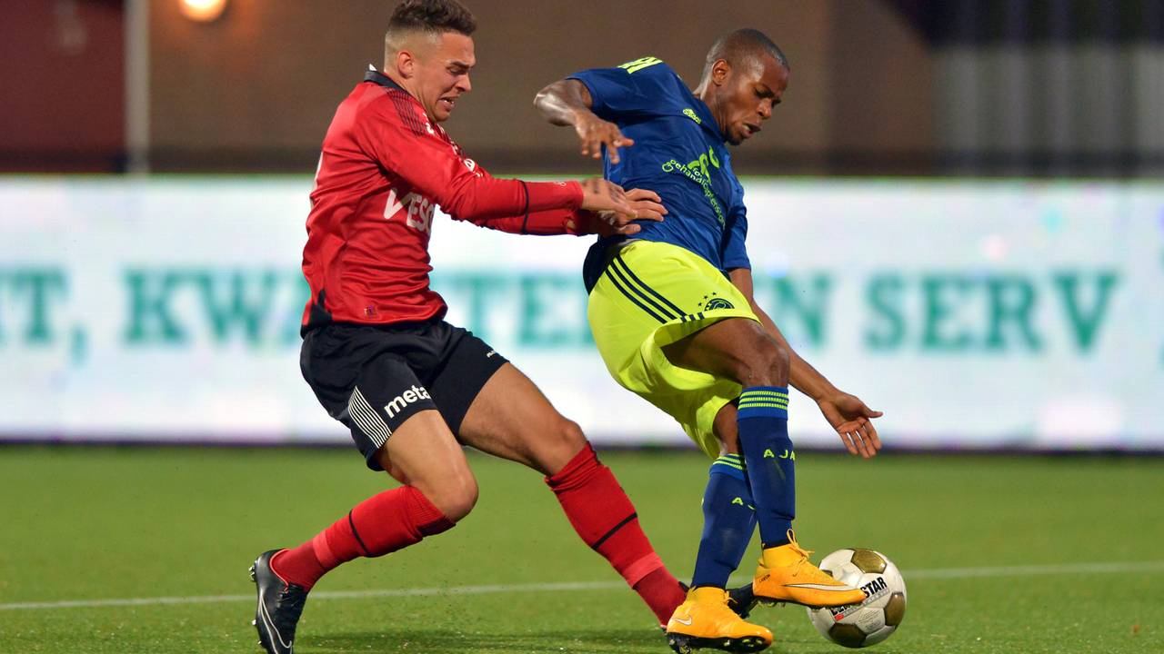 Stanley Elbers probeert de bal te veroveren (foto: VI Images)