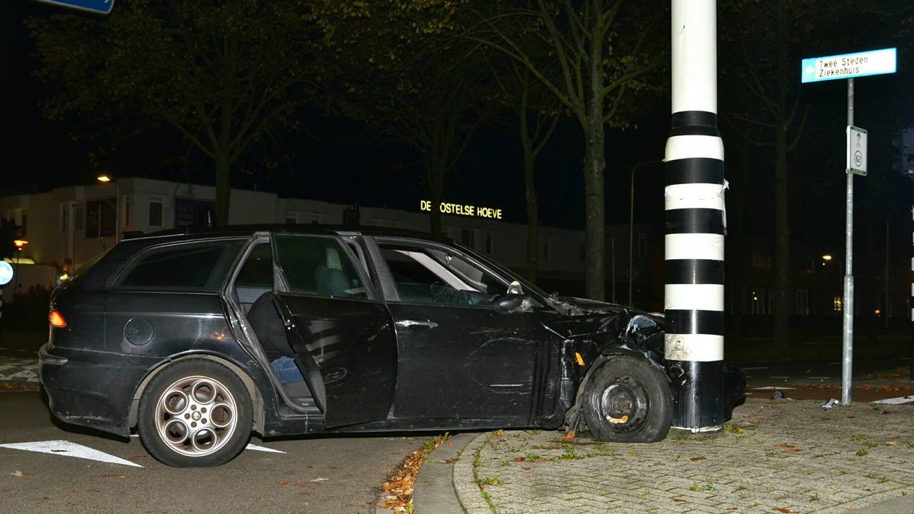 Dronken automobilist 'parkeert' auto tegen verkeerslicht