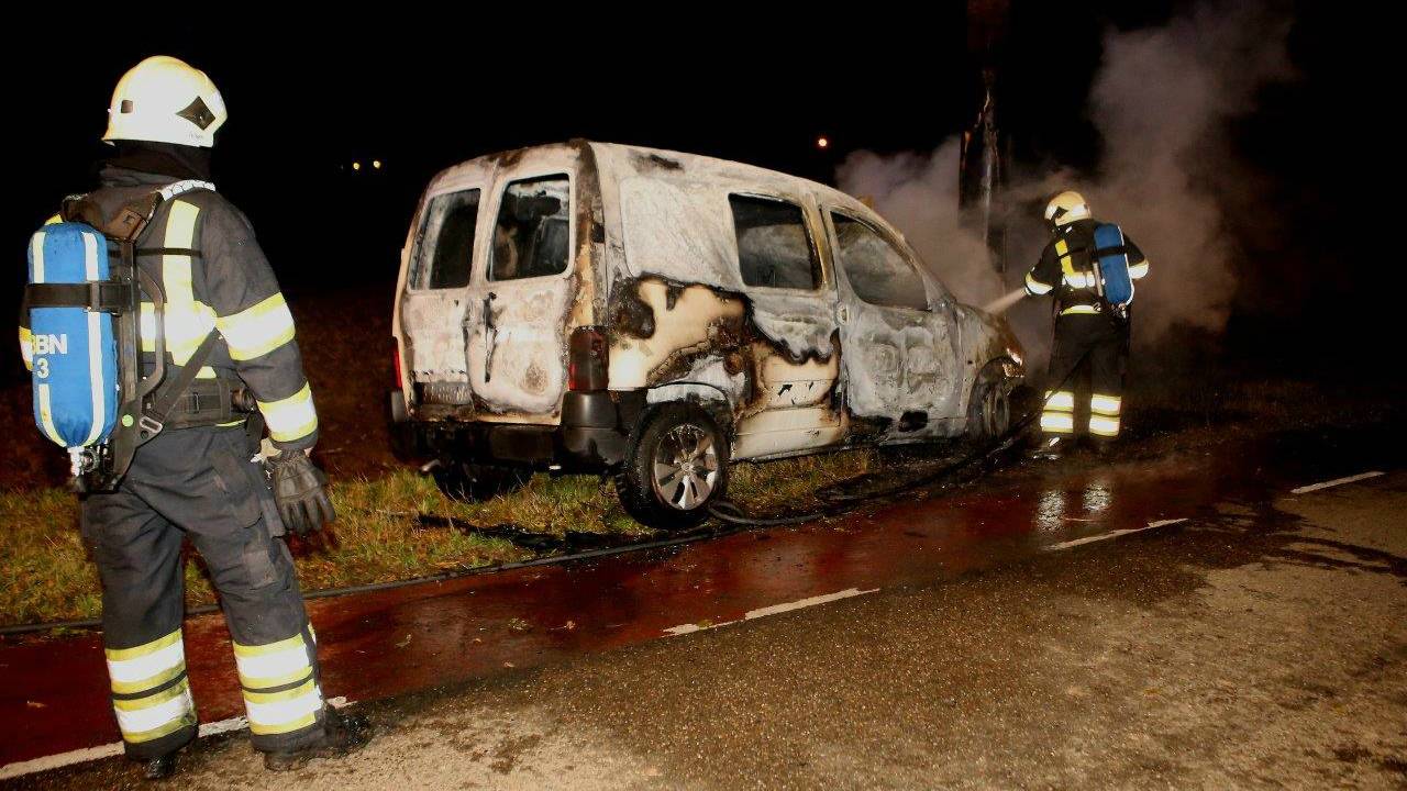 De bestelbus brandde uit. (Foto: Bart Meesters)