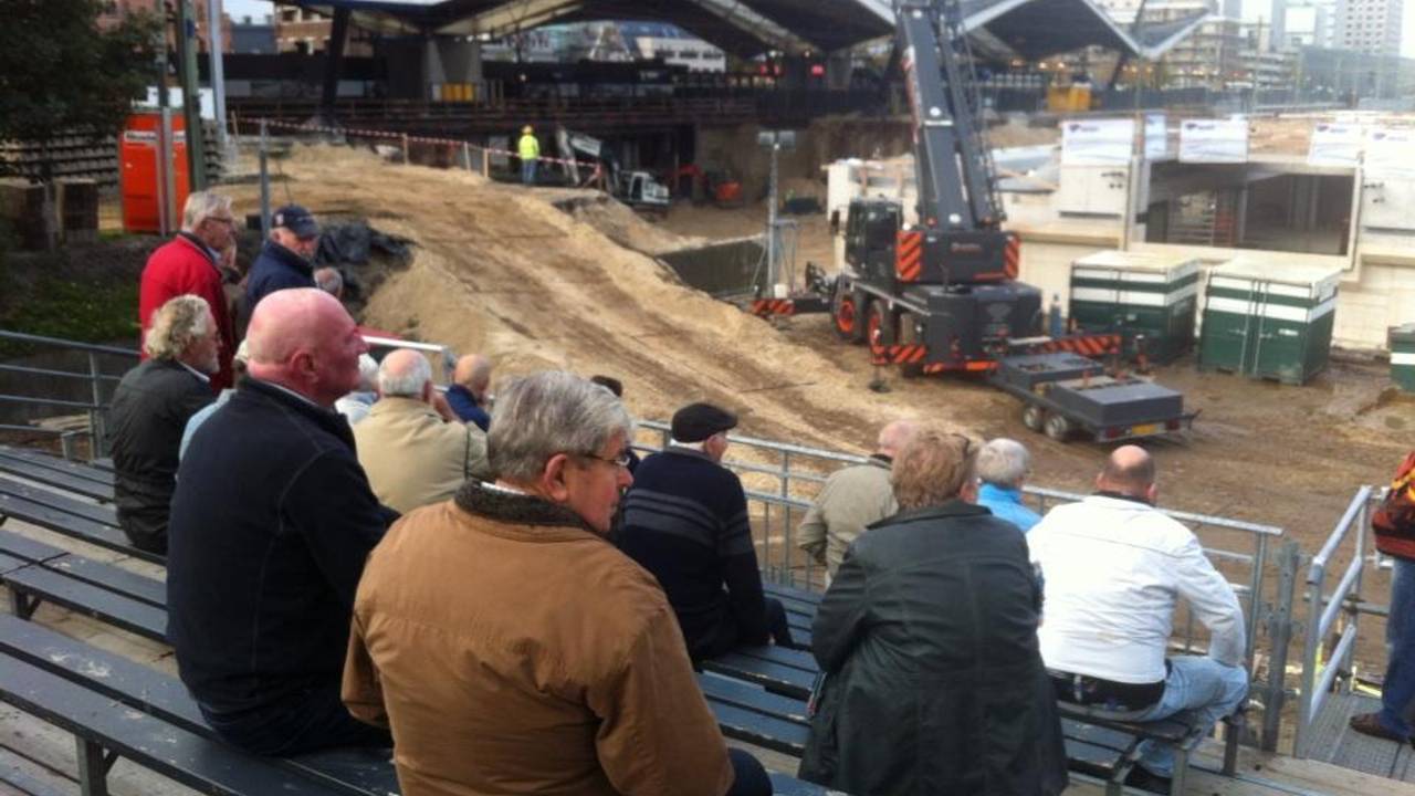 De werkzaamheden trokken bekijks (Foto: Erik Peeters)