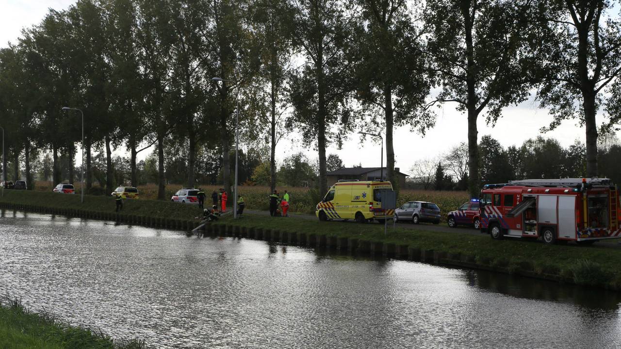Bakfiets met man en kinderen te water (foto: AS Media)