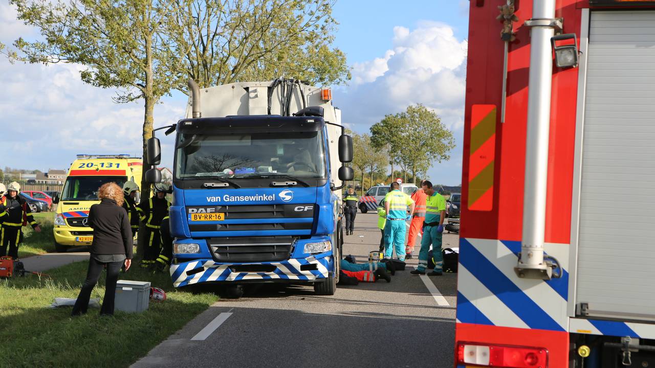 Een slachtoffer kwam onder de vrachtwagen terecht. (Foto: Remco de Ruijter)