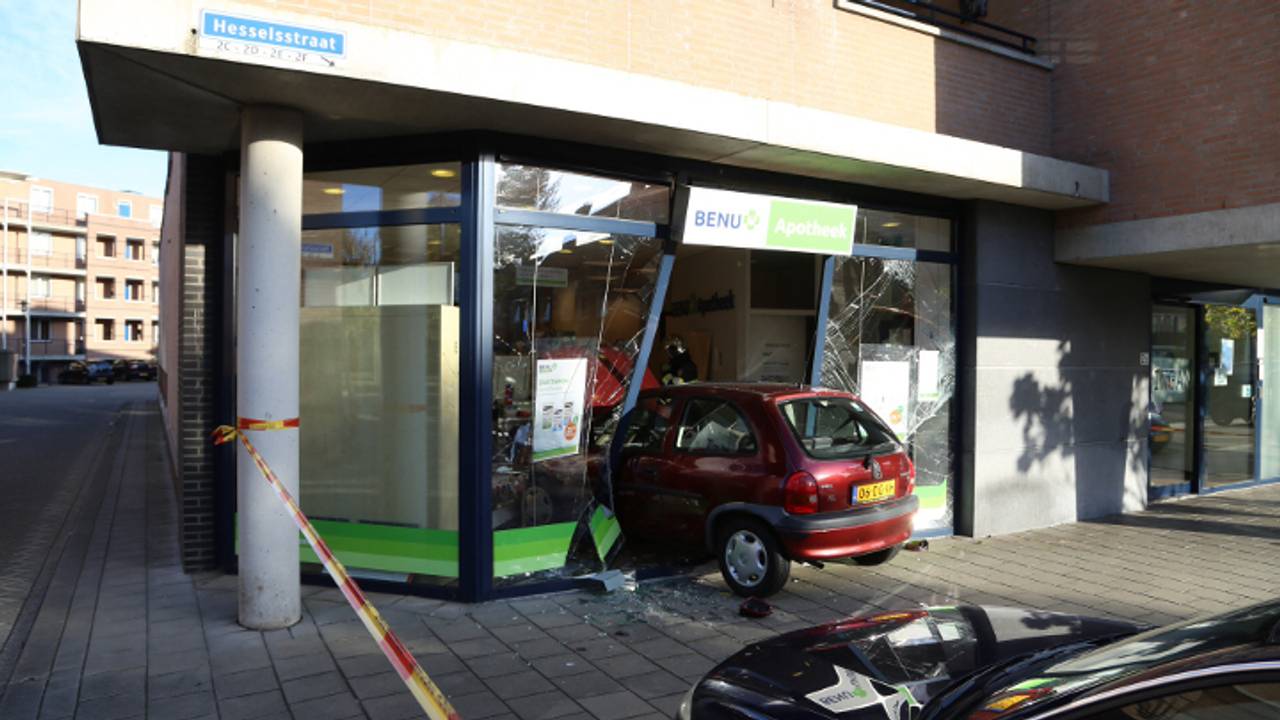 Auto ramt glazen gevel apotheek (foto: Gabor Heeres / SQ Vision)