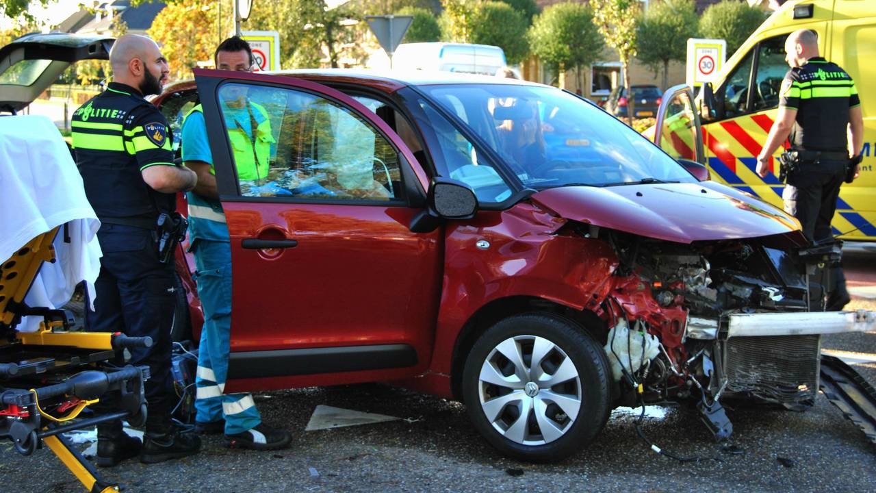 Gewonden bij botsing Wijk en Aalburg. (foto: Foto FPMB / Jelle Swets)