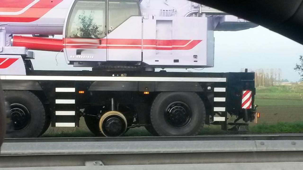 Vrachtwagen verliest wiel op A27 (foto: Tirza Pijnenburg)
