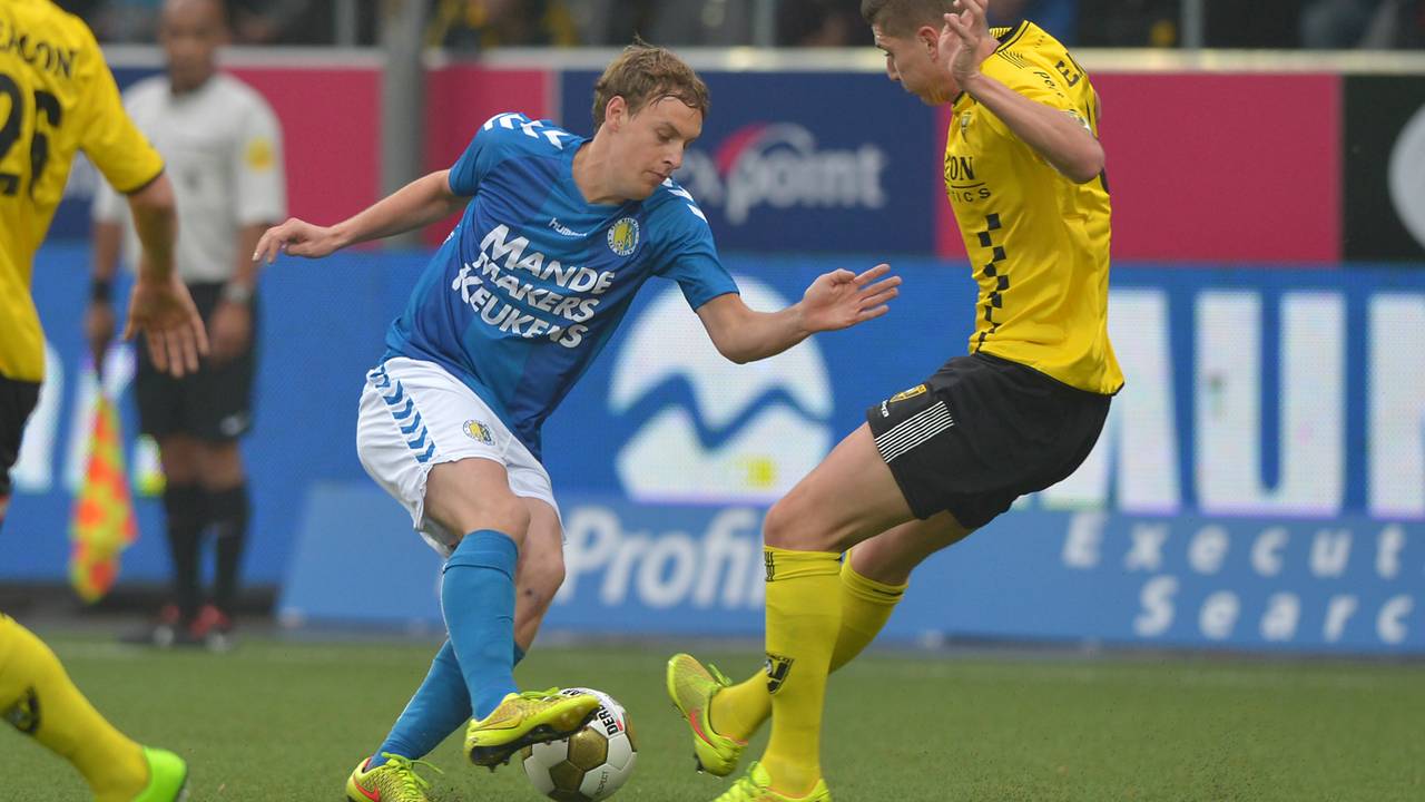 Simon van Zeelst (l.) kapt VVV-speler Danny Post uit