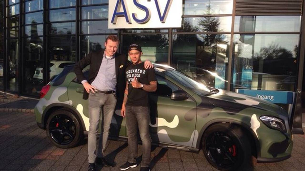 Memphis Depay met zijn nieuwe auto