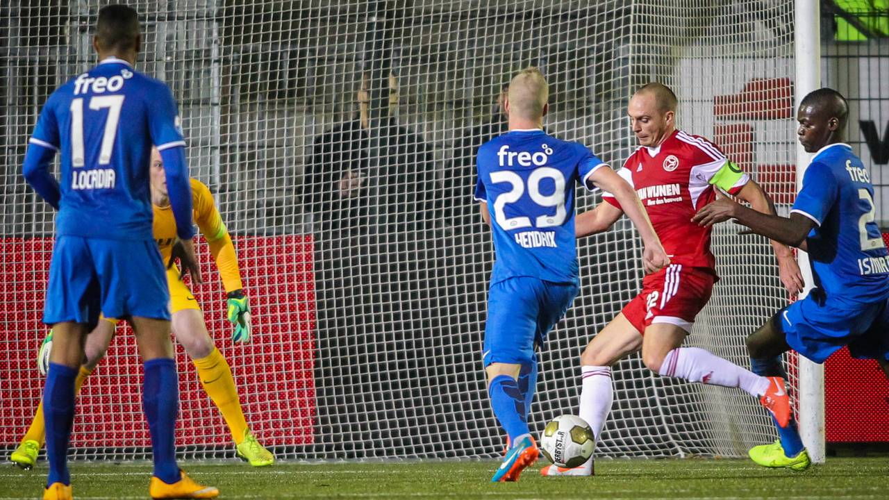 Sander Keller tekent voor de gelijkmaker van Almere City (Foto: VI Images)