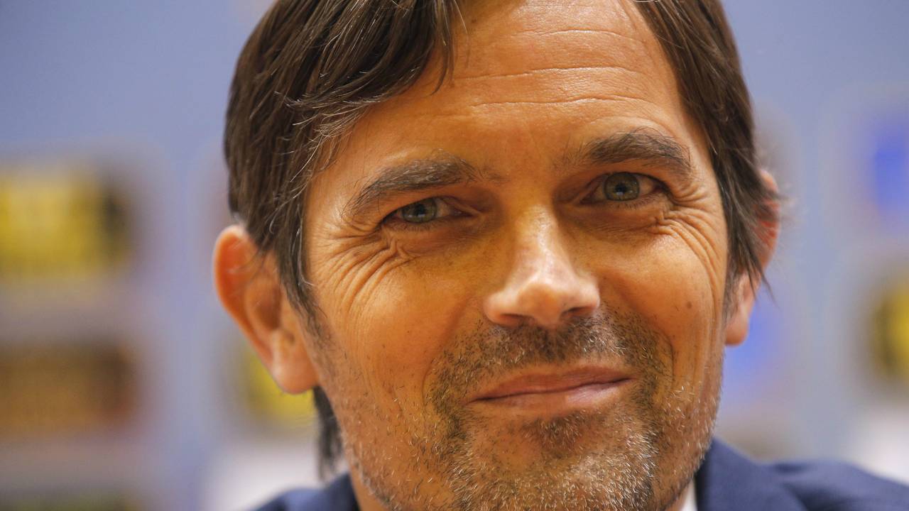 Cocu trakteerde meegereisde fans op applaus (Foto: ANP)