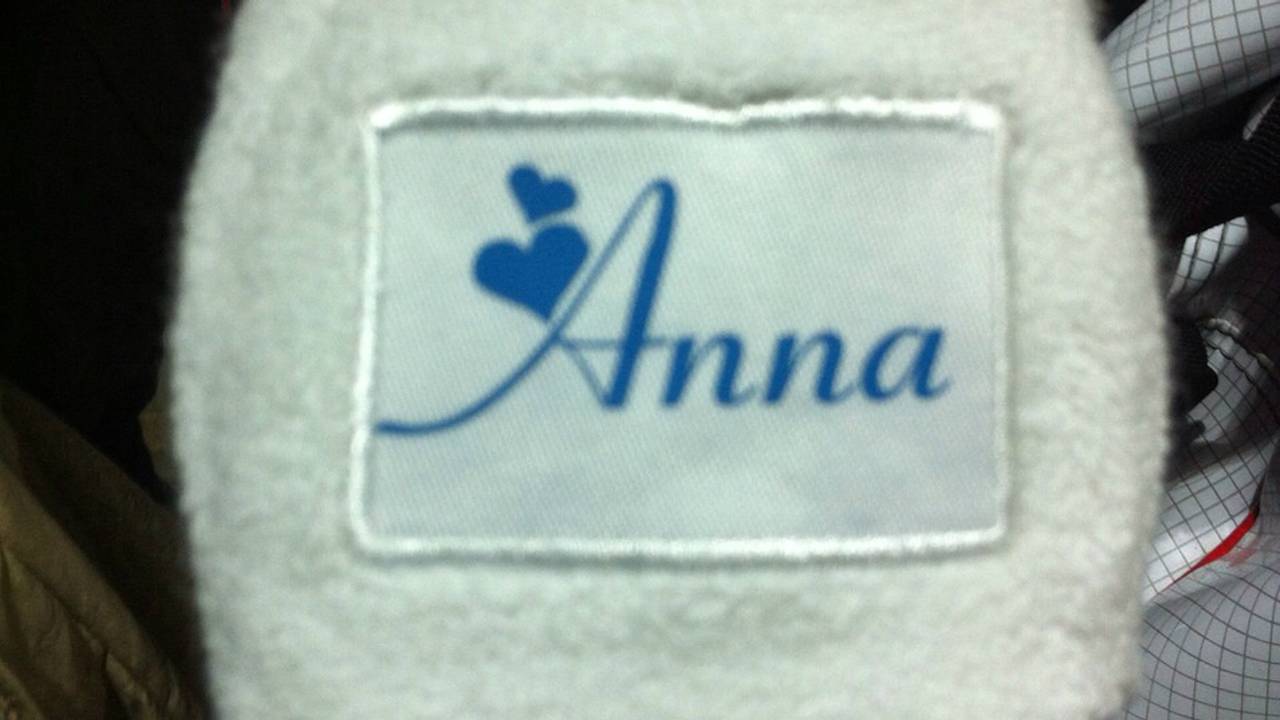Het polsbandje dat teamgenoten van Anna van Keulen nu dragen