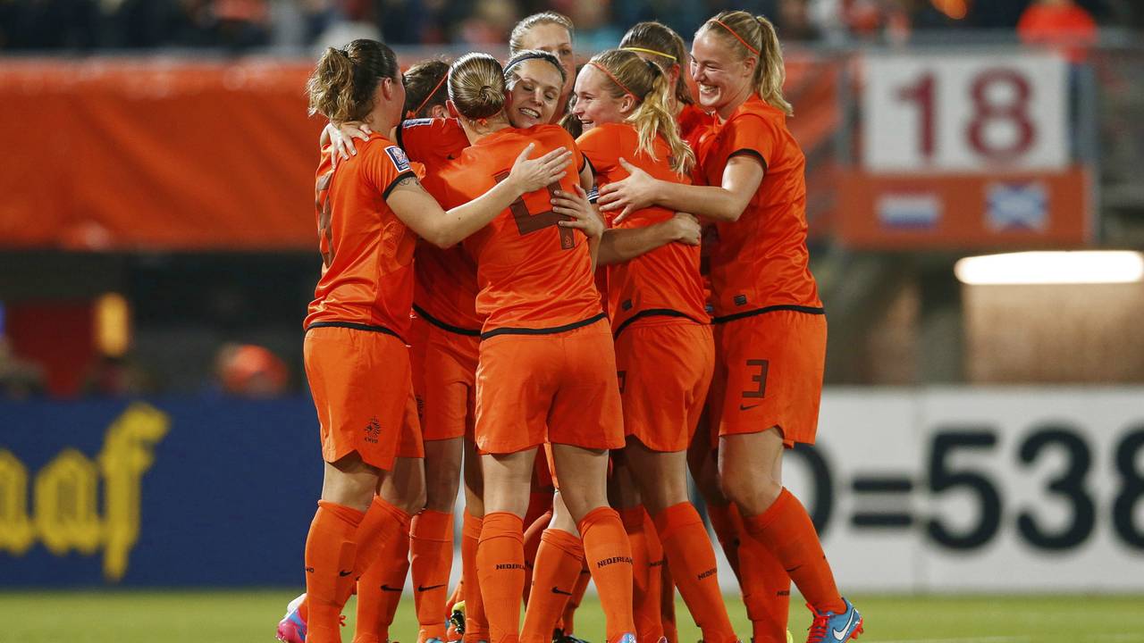 Vreugde bij de Oranjevrouwen na de winst tegen Schotland (Foto: VI Images)