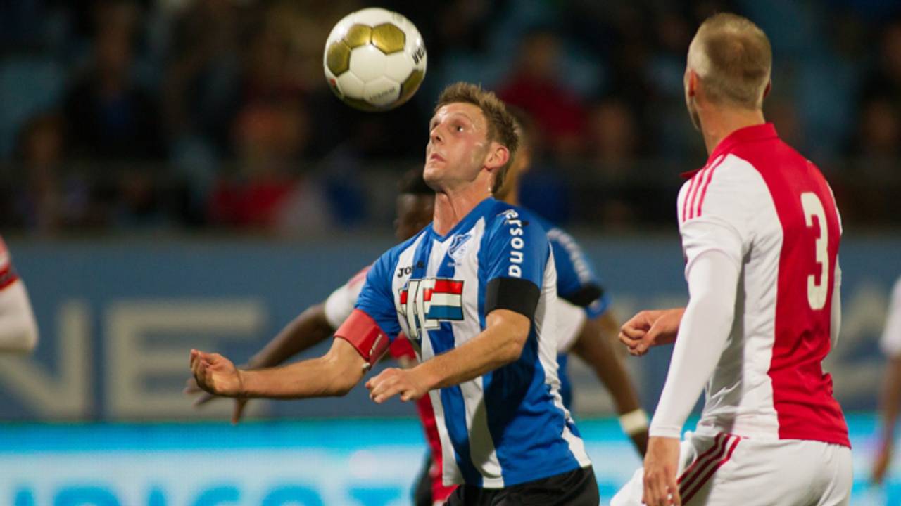 Maxime Gunst wordt verdedigd door twee Ajacieden (foto: VI Images)