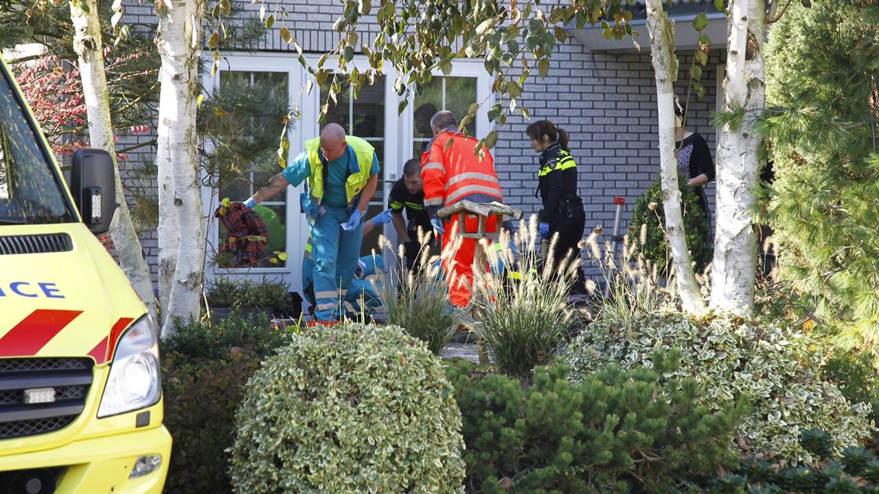 Man valt achterover van trap Breda (foto: Marcel van Dorst)