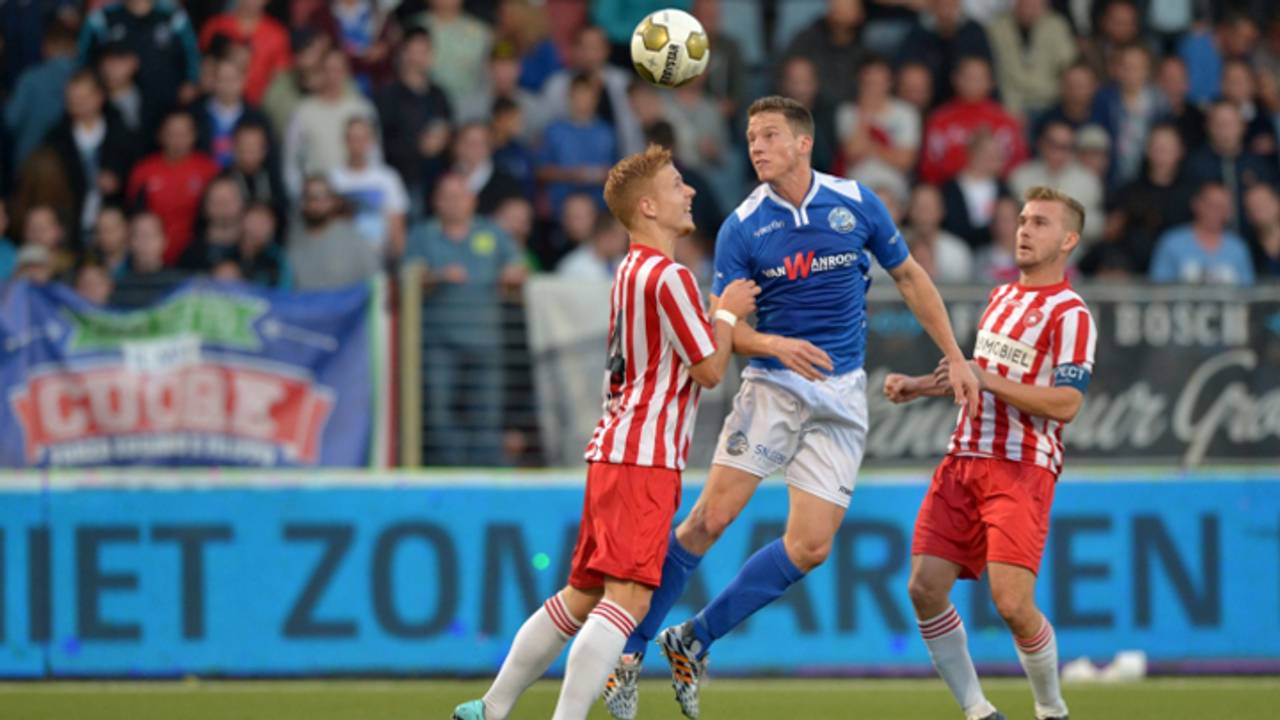 Erik Quekel van FC Den Bosch kopt de bal weg (foto: VI Images)