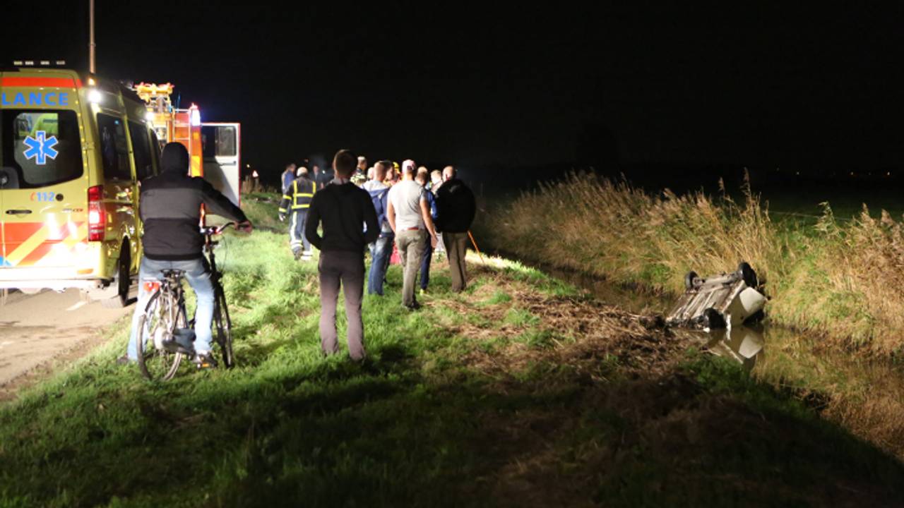 Auto in de sloot (foto: Remco de Ruijter)