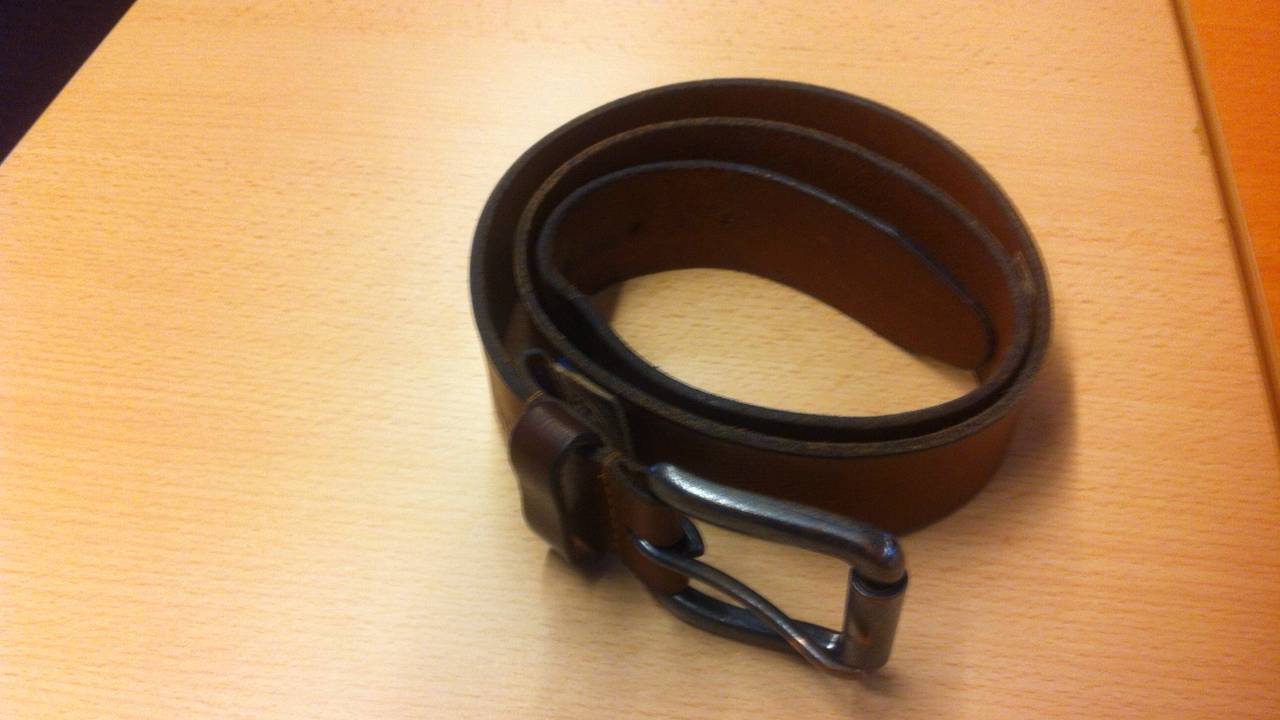 De man sloeg andere mannen met een riem