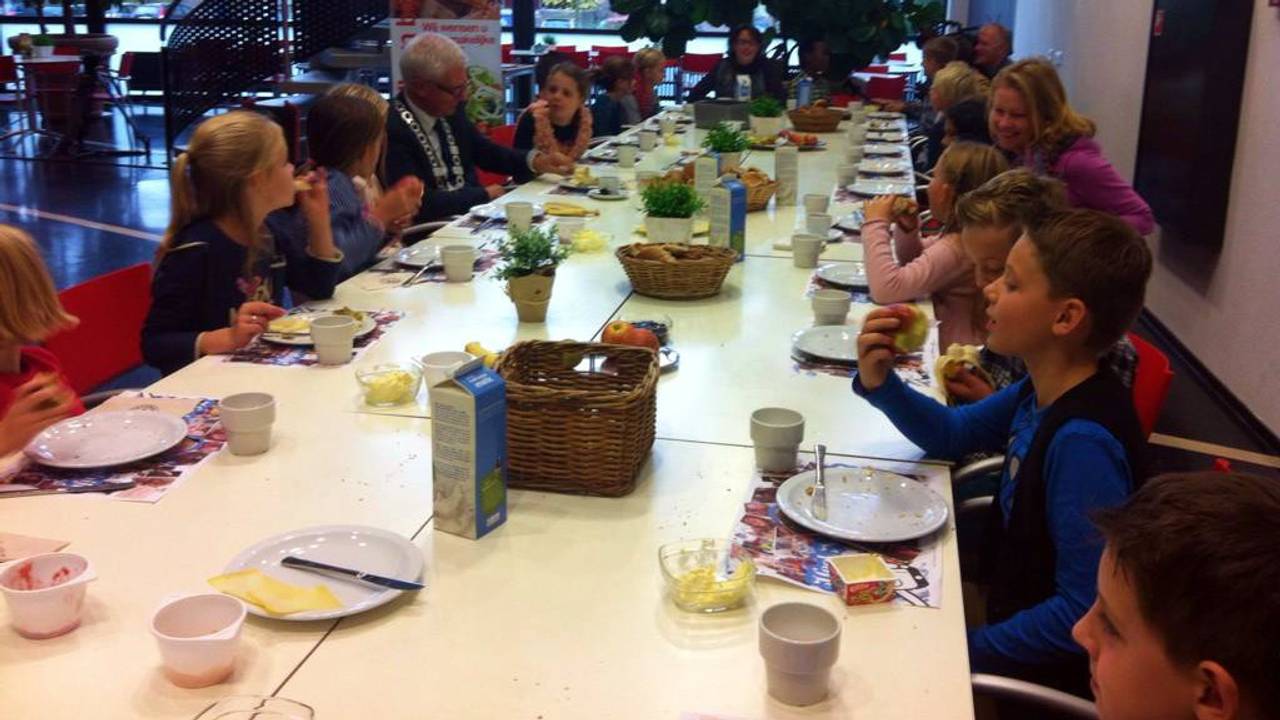 Samen ontbijten op het gemeentehuis met de burgemeester van Moerdijk (Foto: Tonnie Vossen)