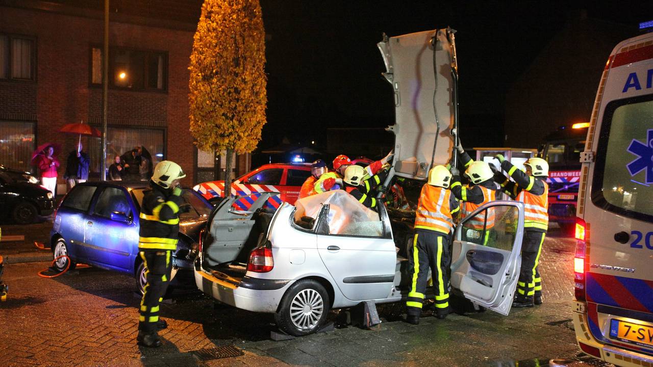 Een van de slachtoffers werd uit een auto bevrijd. (foto: Jeroen Stuve:Stuve Fotografie)