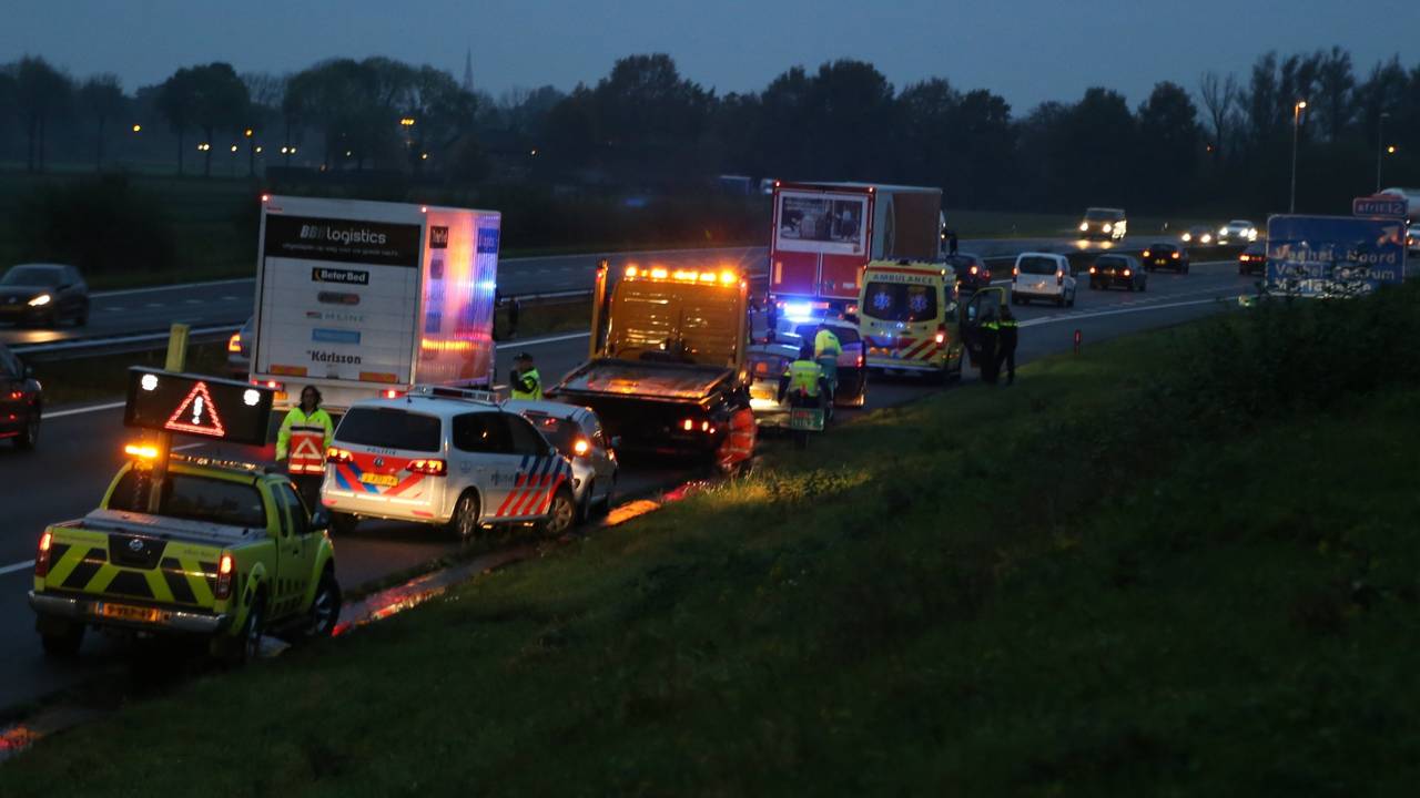 Bij het ongeval botsten drie auto's op elkaar. (Foto: AS Media)