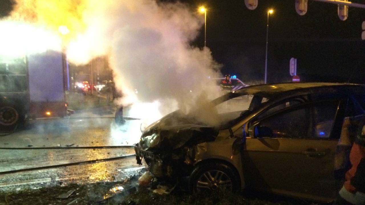 Een van de wagens vloog in brand. (foto: Jeroen Stuve/Stuve Fotografie)