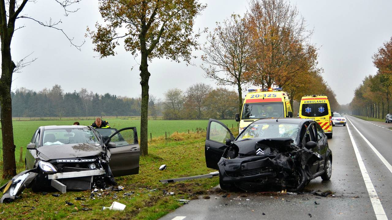 Schade na gebotste auto's Goirle (foto: Jack Brekelmans/Persbureau BMS)