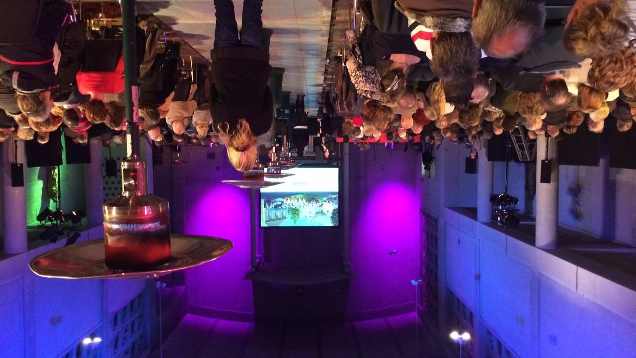 Veel inwoners luisteren naar de uitleg van de Moerdijkregeling (foto: Floyd Aanen)