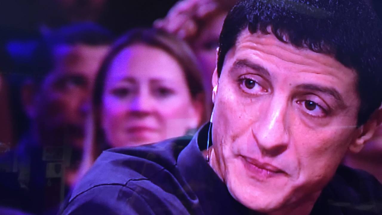 Yassine Abedellaoui erg geëmotioneerd (Foto: RTL Late Night)