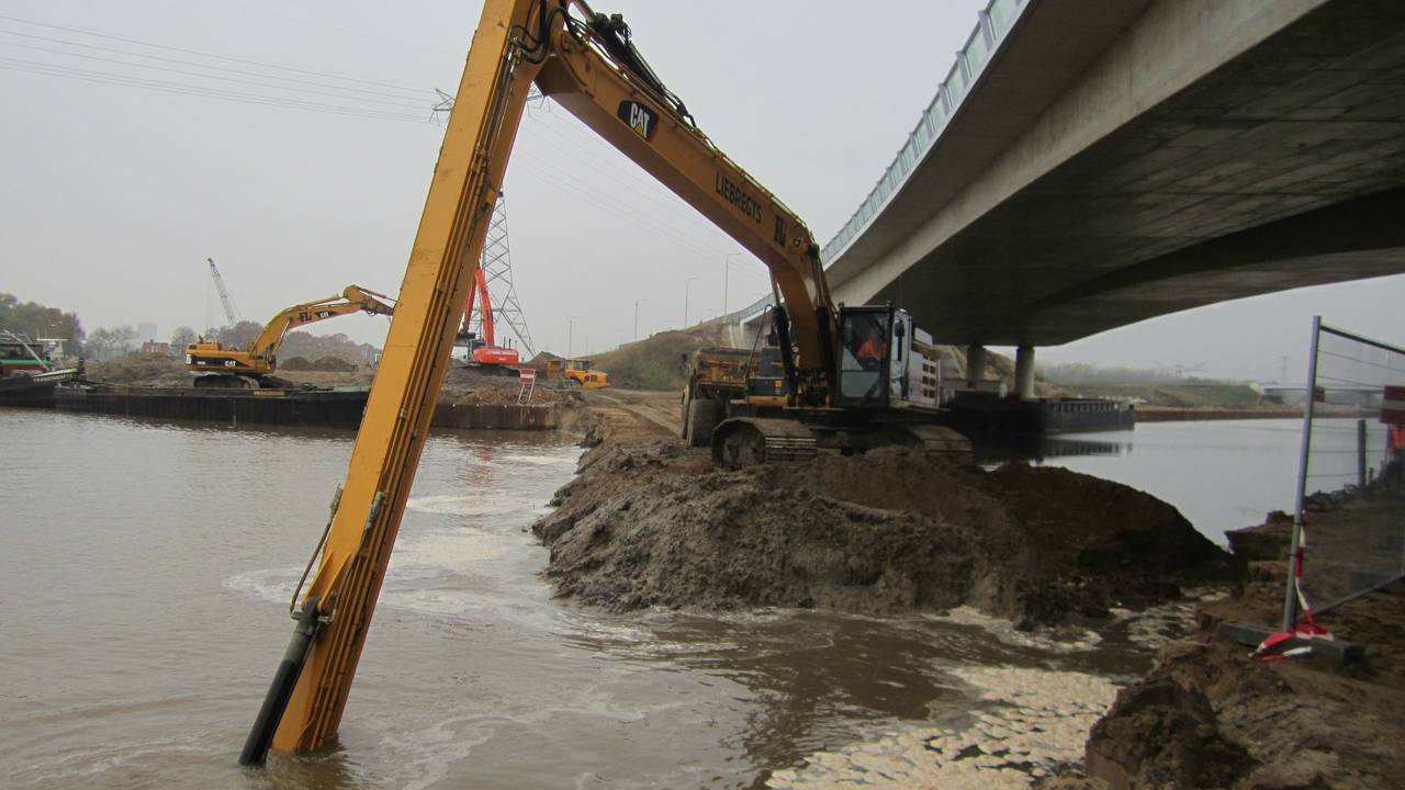 De brug bij het Máximakanaal