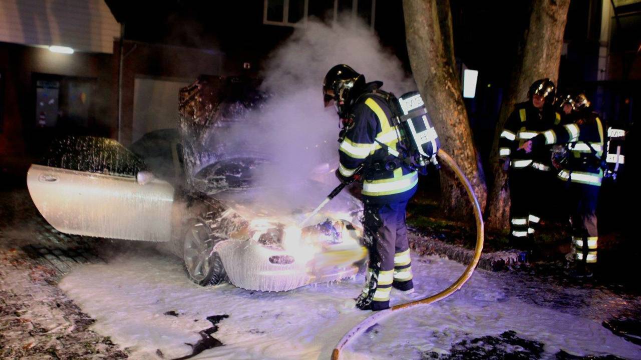 Auto brandt uit in Rosmalen (foto: Bart Meesters/Meesters Multi Media)