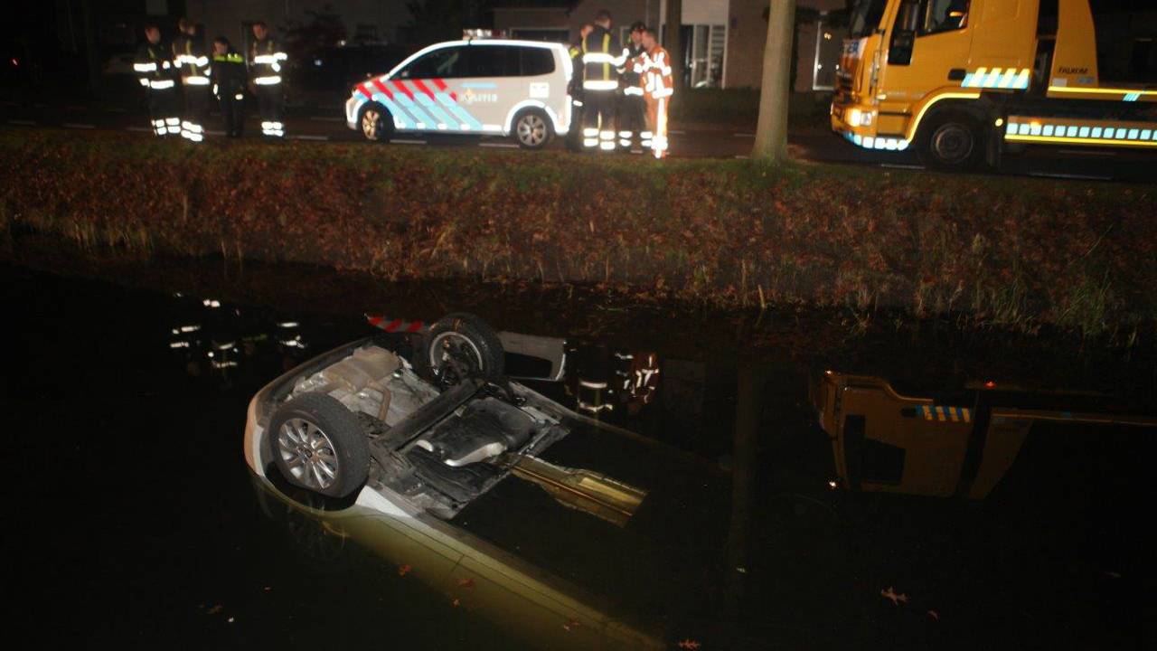 Auto raakt in sloot Rosmalen (foto: Bart Meesters/Meesters Multi Media)
