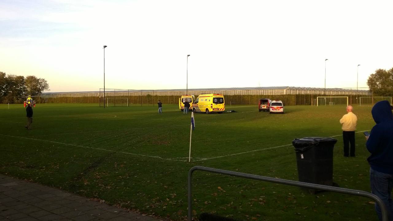 De jongen kreeg tijdens de wedstrijd een hartstilstand. (Foto: Bram van Oosterhout)
