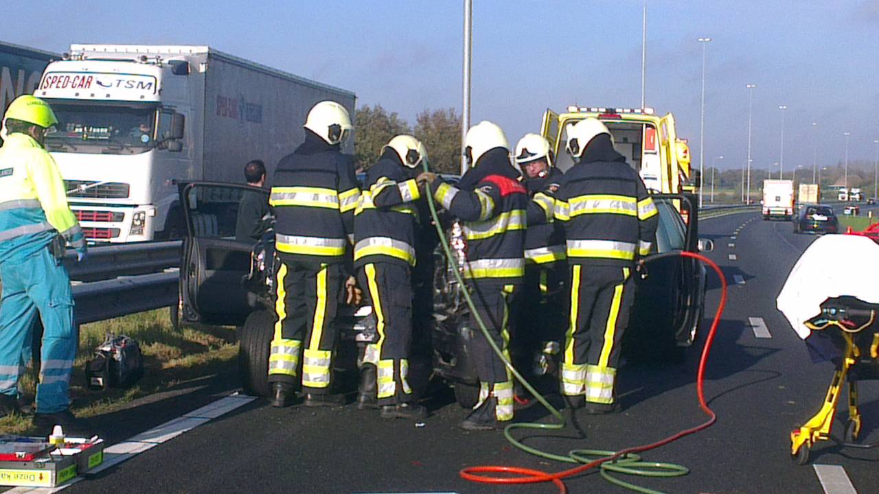 Het ongeluk op de A73 bij Cuijk (Foto Saskia Kusters - SK-media)