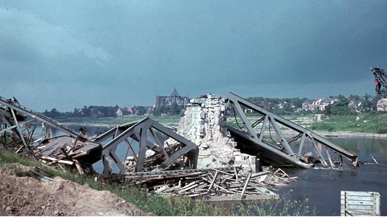 Vernielde brug bij Blerick.