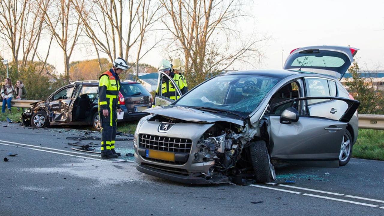 Een blik op de ravage na het ongeluk in Oosterhout (Foto: Marcel van Dorst, SQ Vision).