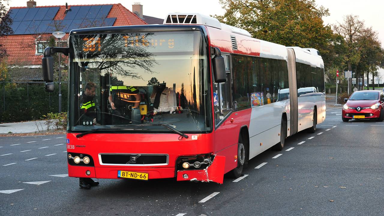 Auto en bus botsen in Waalwijk. (foto: FPMB / Marvin Doreleijers)