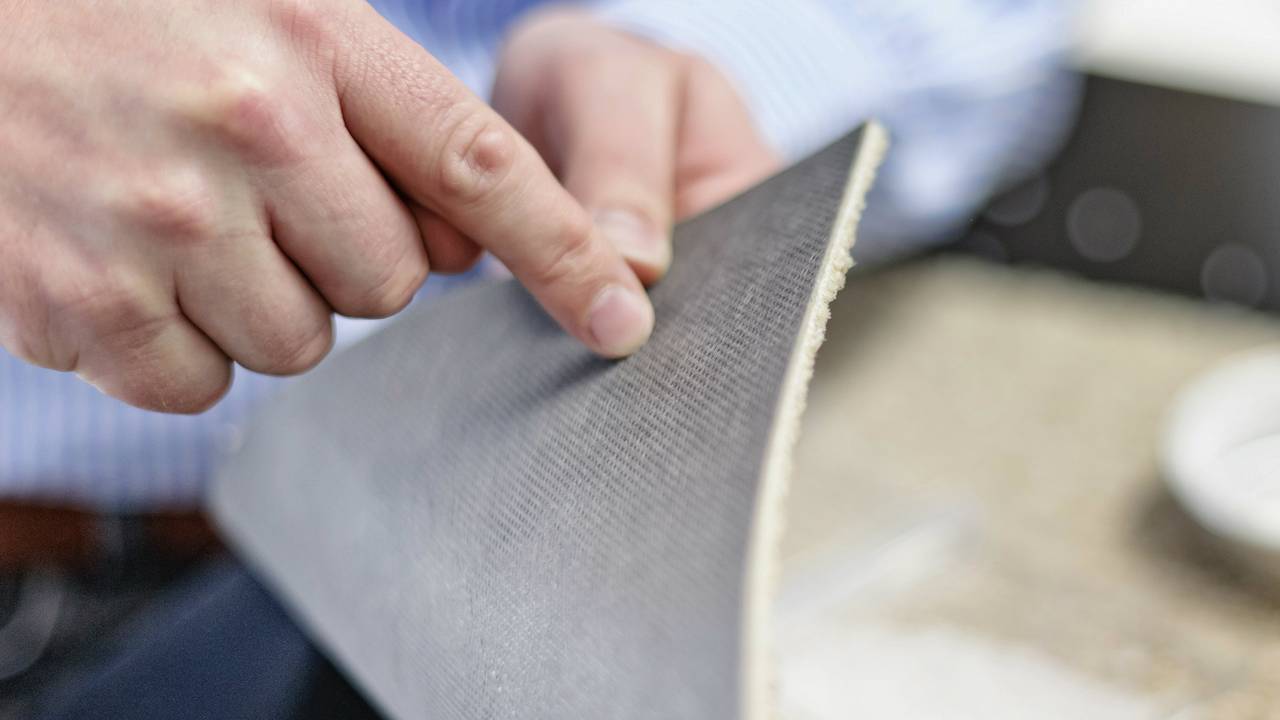 Tapijtrug met daarin verwerkt de gerecyclede kalk van de drinkwaterbedrijven