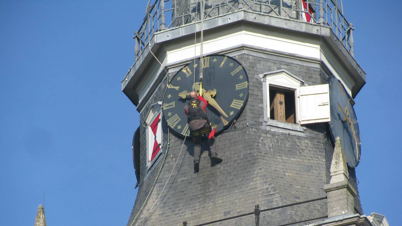 De klok en de verlichting werden dinsdag gerepareerd. (foto: Cees van Haperen)