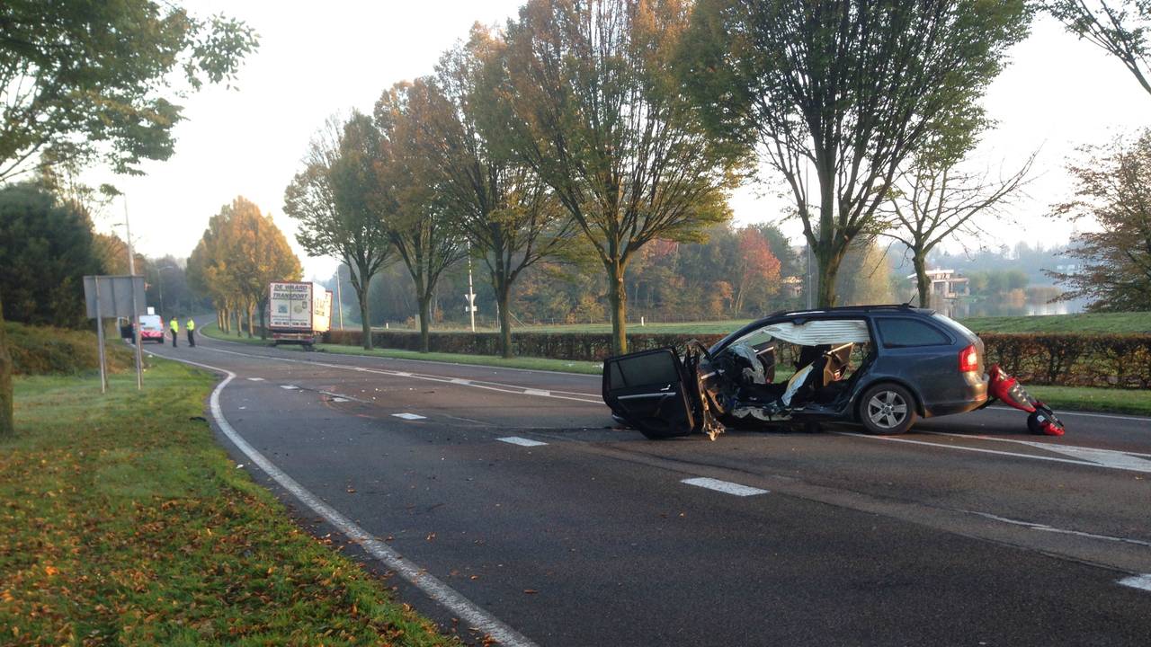 De zwaarbeschadigde auto na het ongeluk bij Hedel (Foto: Bart Meesters/Meesters Multi Media).