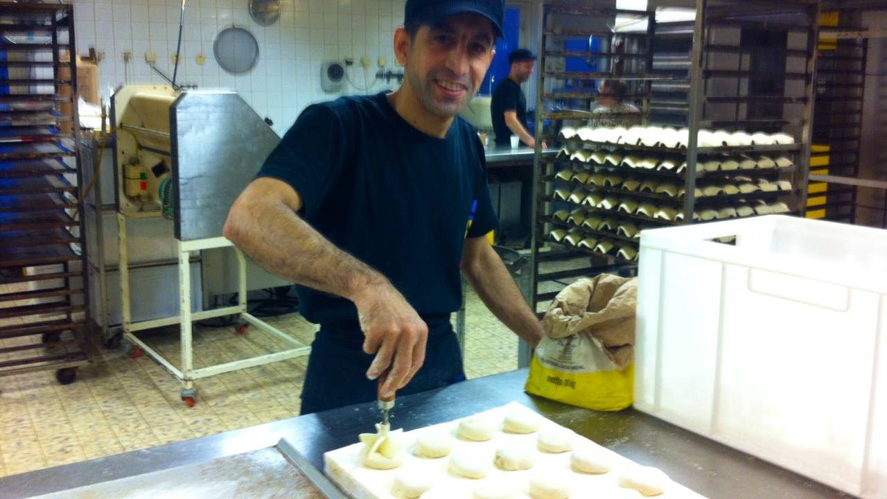 Mohammed uit Irak aan het werk in de bakkerij (Foto: René van Hoof)