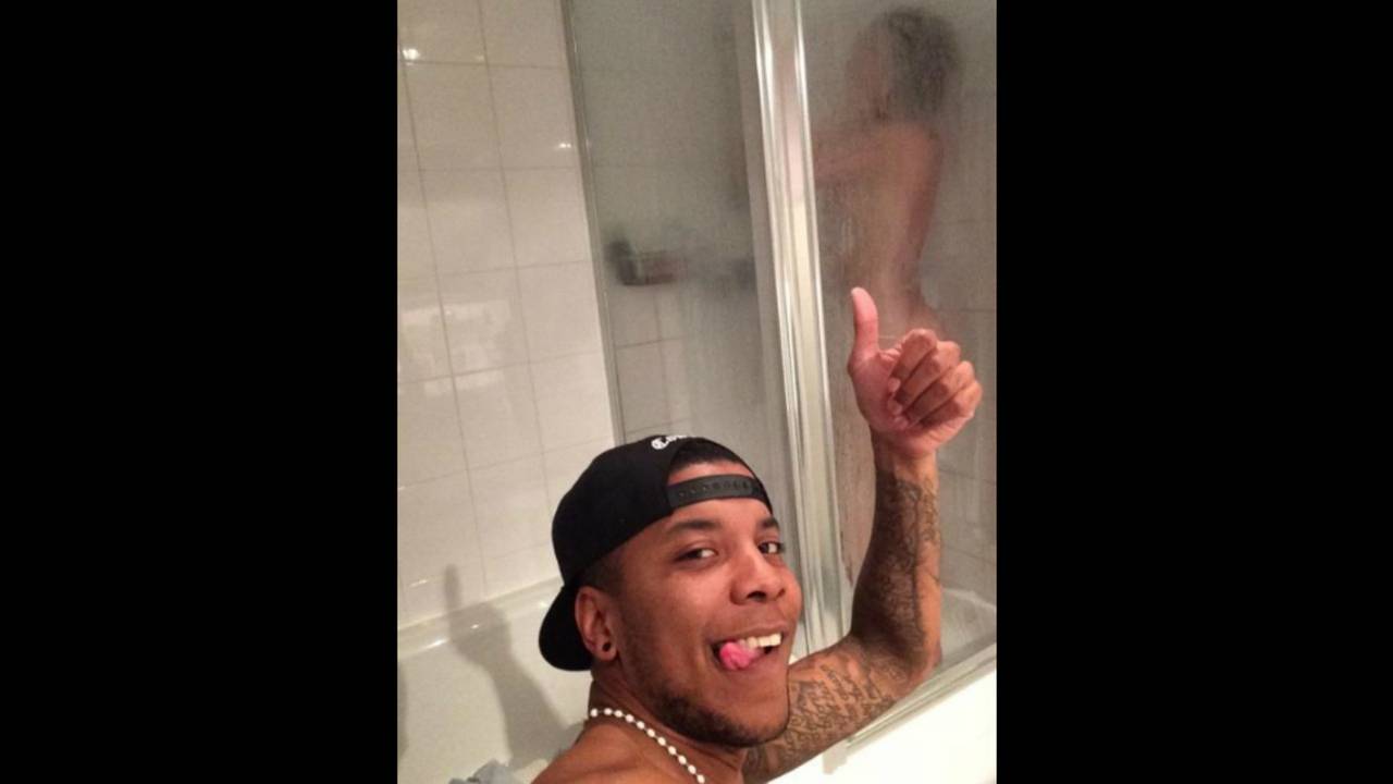 Rodney Ubbergen en de selfie van hem en zijn douchende vriendin. (Bron: Twitter)