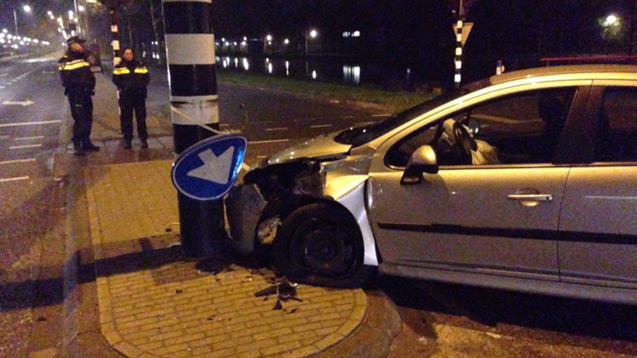 Auto tegen lichtmast (foto: Harrie Grijseels / SQ Vision)