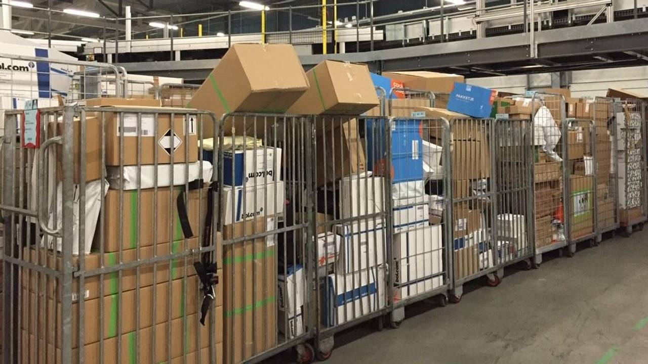 Sinterklaasdrukte bij distributiecentrum PostNL in Breda