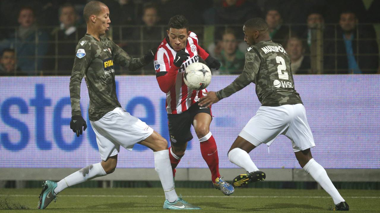Memphis Depay in actie tegen FC Dordrecht (foto: ANP)