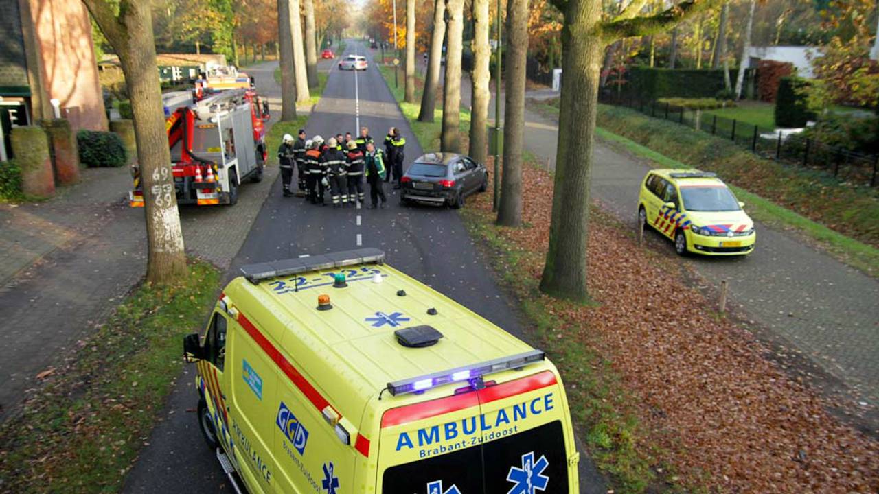 Auto botst tegen twee bomen (foto: Harrie Grijseels/SQ Vision)